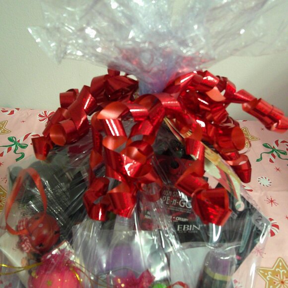 Merry & Matte-18-Piece Holiday Makeup Gift Set, Christmas Gifts for Her - Picture 5 of 6